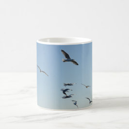 Taza De Café Gaviotas de Playa Volando Sobre Brisa Marina Escén