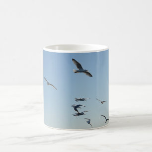 Taza De Café Gaviotas de Playa Volando Sobre Brisa Marina Escén