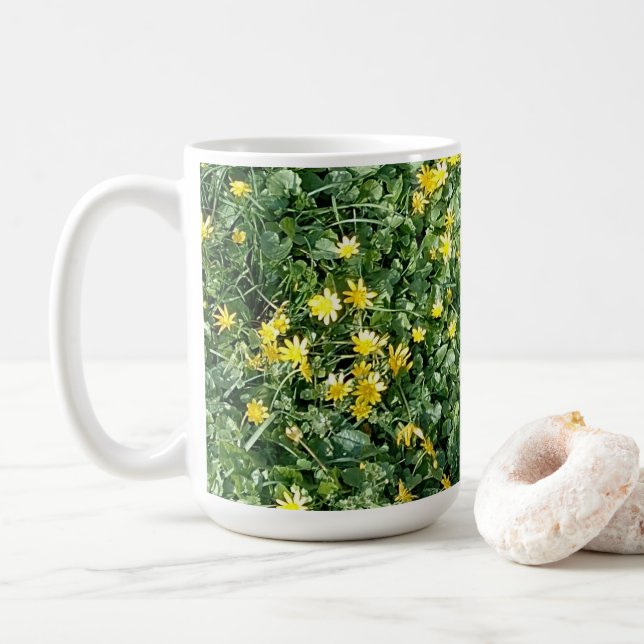 Taza De Café Gelbe Frühlingsblumen auf einer grünen Wiese (Con donut)