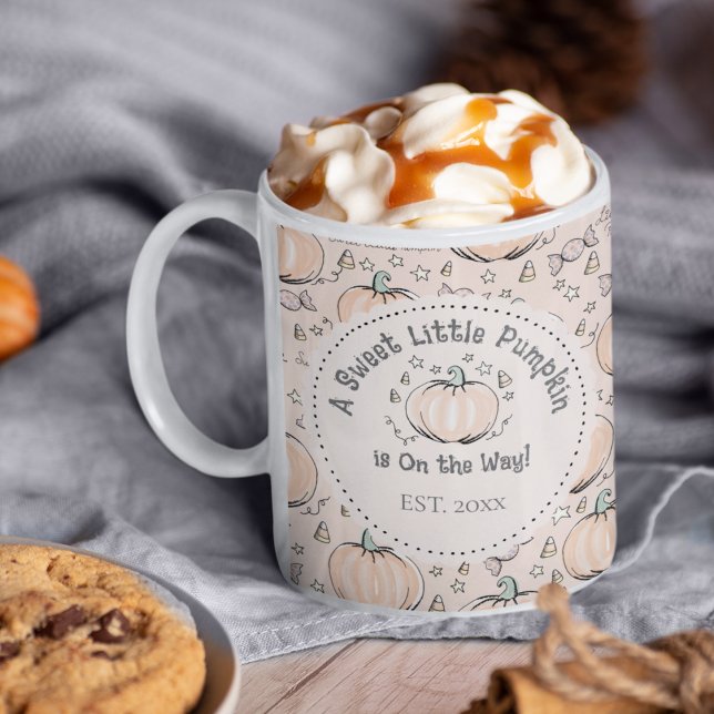 Taza De Café Género Neutral Crema Pequeña Calabaza que mamá deb (Cute Hand-Drawn Little Pumpkins for Fall Baby Shower Gift. Editable Date. Creamy Background.)