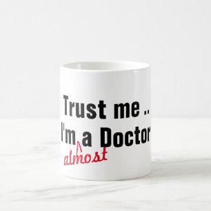 Taza De Café genial créeme, soy casi médico de juego de palabra