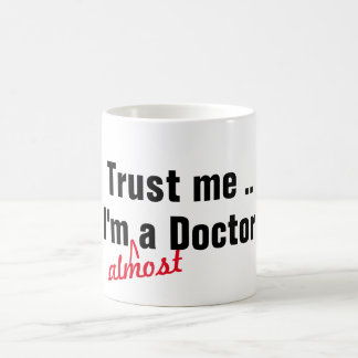 Taza De Café genial créeme, soy casi médico de juego de palabra