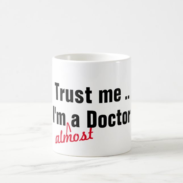 Taza De Café genial créeme, soy casi médico de juego de palabra (Centro)