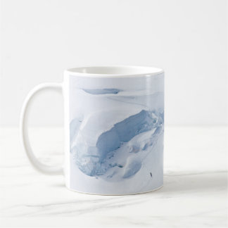 TAZA DE CAFÉ GENTE EN TIERRA CUBIERTA DE NIEVE DURANTE EL DÍA