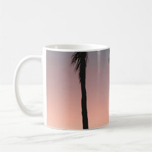 Taza De Café Gente sentada en la playa cerca del mar
