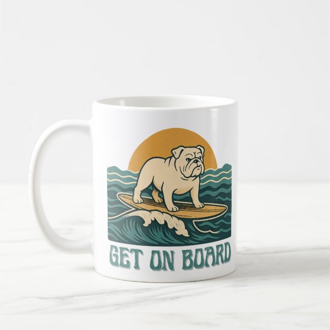 Taza De Café Get On Board Surfer Dog | Retro Bulldog Surfing (Izquierda)
