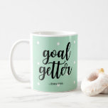 Taza De Café Getter de objetivo | Puntos y tipografía del Polka<br><div class="desc">Esta elegante taza cuenta con un fondo verde a la moda de la menta con puntos de polka blanco,  y la frase "gol getter" en la tipografía moderna. Personaliza con tu nombre.</div>