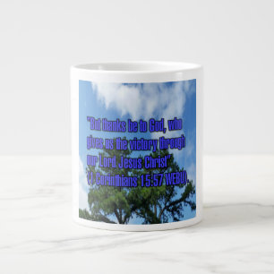 Taza De Café Gigante 1 Corintios 15:57 WEBU Mug