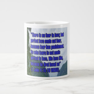 Taza De Café Gigante 1 Juan 4:18-19 WEBU Mug