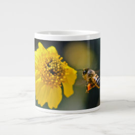 Taza De Café Gigante Abeja polinizando una flor amarilla