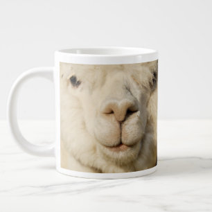 Taza De Café Gigante Acercamiento de la Alpaca Blanca