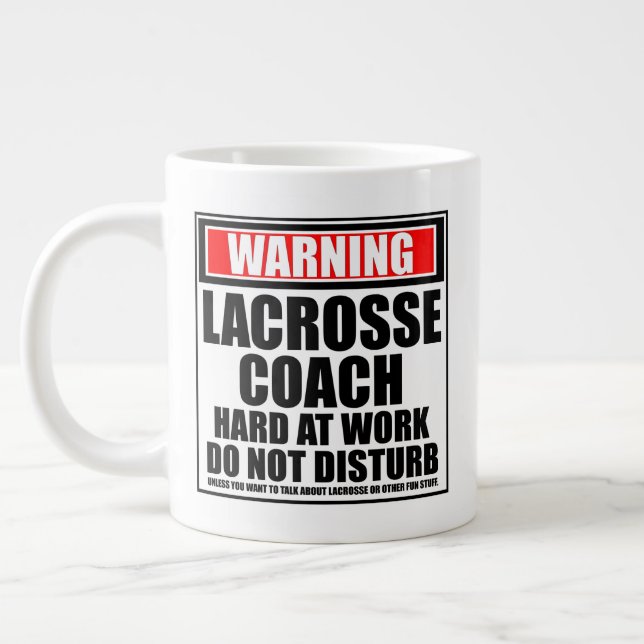 Taza De Café Gigante Advertencia El Entrenador De Lacrosse En El Trabaj (Izquierda)