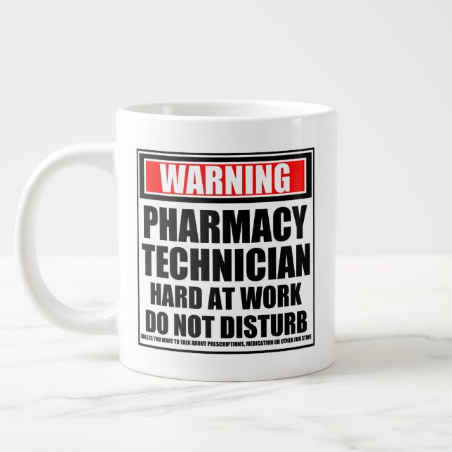 Taza De Café Gigante Advertencia: el técnico de farmacia trabaja duro (Izquierda)