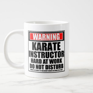 Taza De Café Gigante Advertencia Instructor de Karate Trabajando Duro