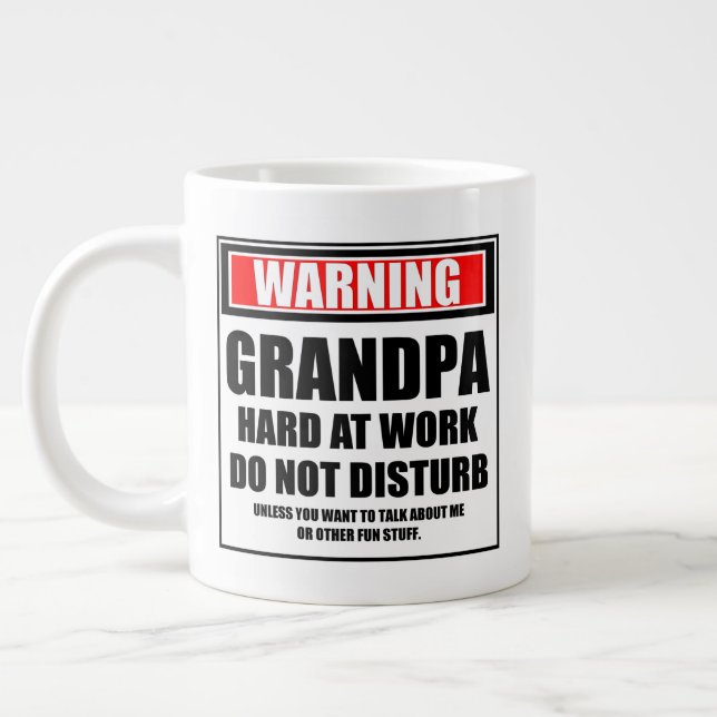 Taza De Café Gigante Advertir al abuelo que trabaja duro no molestar (Izquierda)