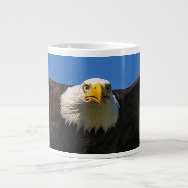 Taza De Café Gigante Aguila calva pasa cerca (Frente)