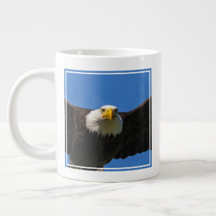 Taza De Café Gigante Águila calva pasa volando cerca