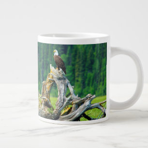 Taza De Café Gigante Águila calva posada en una rama