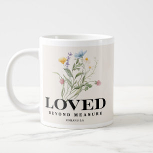 Taza De Café Gigante Amado Más Allá de lo Medible – Romanos 5:8 Biblia