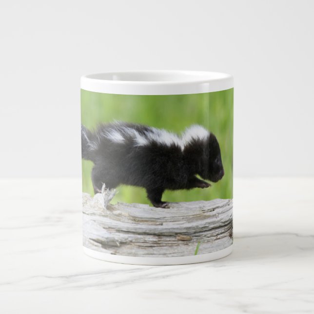 Taza De Café Gigante Animales de bebé más afectados | Baby Skunk (Frente)