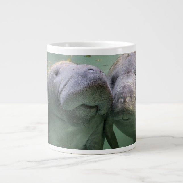 Taza De Café Gigante Animales de bebé más afectados | Dos Manatíes (Frente)