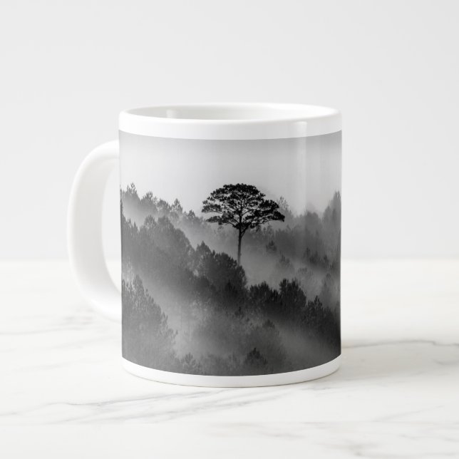 Taza De Café Gigante Árbol grande en bosque de pinos en niebla (Izquierda)