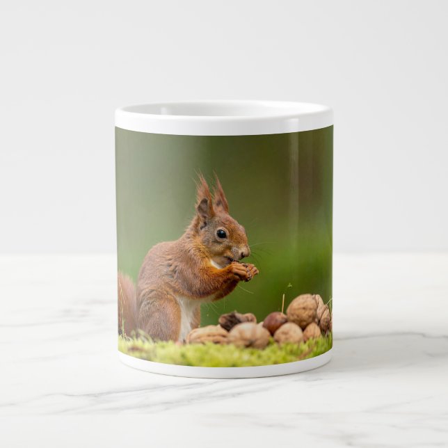 Taza De Café Gigante ardilla comiendo nuez (Frente)