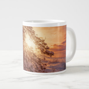 Taza De Café Gigante Atardecer sobre el mar y el pino nevado