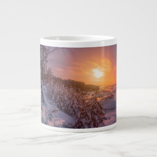 Taza De Café Gigante Atardecer sobre la costa del mar de nieve