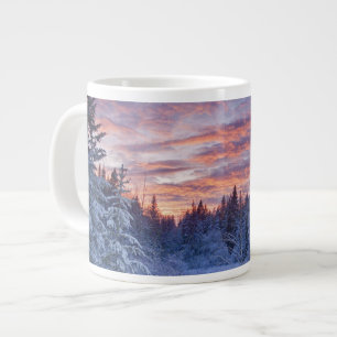 Taza De Café Gigante Atardecer vívido pinta el cielo sobre invernal