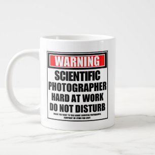 Taza De Café Gigante Aviso a fotógrafo científico trabajando duro