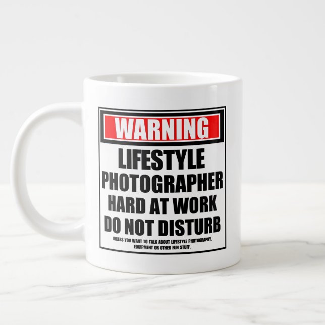Taza De Café Gigante Aviso a fotógrafo de estilo de vida trabajando dur (Izquierda)