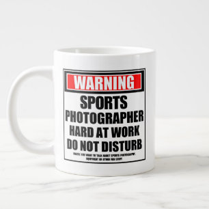 Taza De Café Gigante Aviso a fotógrafo deportivo trabajando duro