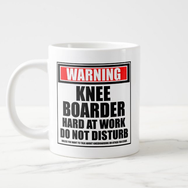 Taza De Café Gigante Aviso A Kneeboarder Duro En El Trabajo No Perturba (Izquierda)