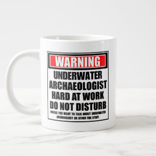Taza De Café Gigante Aviso a la arqueóloga submarina trabajando duro