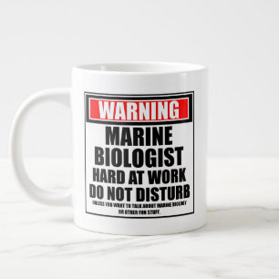 Taza De Café Gigante Aviso a la bióloga marina trabajando duro