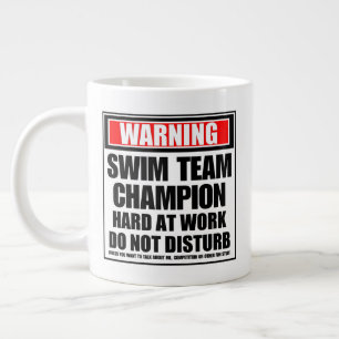 Taza De Café Gigante Aviso A La Campeona Del Equipo De Swim En El Traba