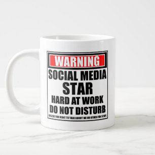 Taza De Café Gigante Aviso a la estrella de los medios sociales en acti