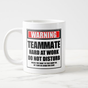 Taza De Café Gigante Aviso A Los Compañeros De Equipo Que Trabajan Dura