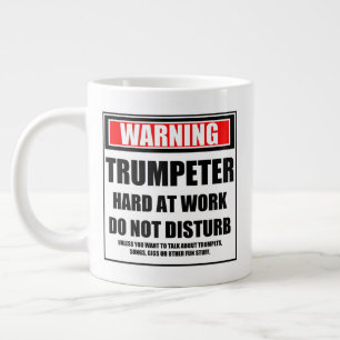 Taza De Café Gigante Aviso A Trumpeter Que Trabaja Duro No Perturba