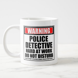 Taza De Café Gigante Aviso al detective de la policía trabajando duro