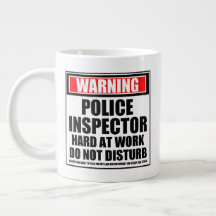 Taza De Café Gigante Aviso al inspector de policía trabajando duro