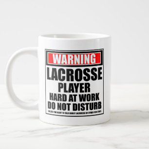 Taza De Café Gigante Aviso al jugador de Lacrosse con fuerza en el trab