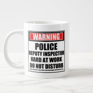 Taza De Café Gigante Aviso al subinspector de policía trabajando duro
