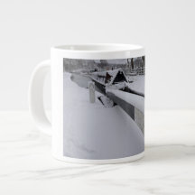Barco en el canal durante un día nevado