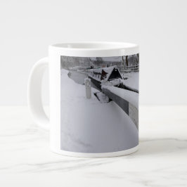 Taza De Café Gigante Barco en el canal durante un día nevado 