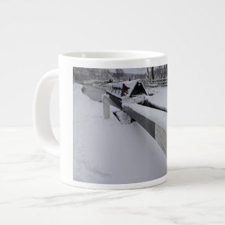 Taza De Café Gigante Barco en el canal durante un día nevado