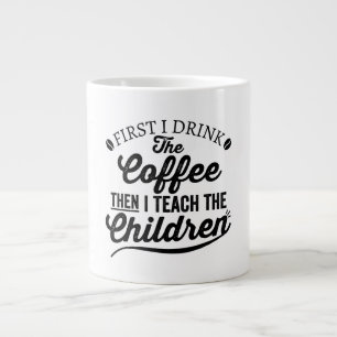 Taza De Café Gigante Bebí El Café Y Enseñé A Los Niños