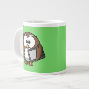 Taza De Café Gigante Búho lindo con la tableta de Ereader con el fondo
