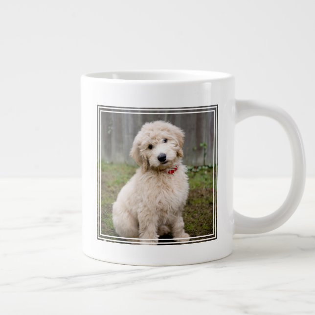 Taza De Café Gigante Cachorro de goldendodo se sienta en la hierba (Derecha)